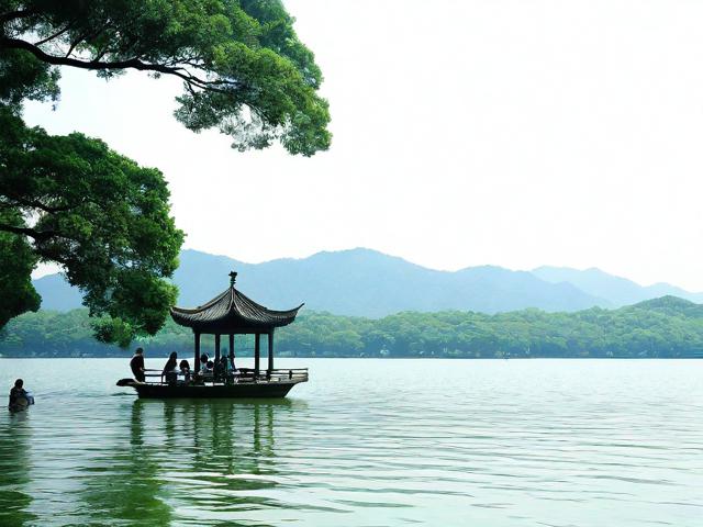 如何在半天内游览西湖,体验其独特魅力?