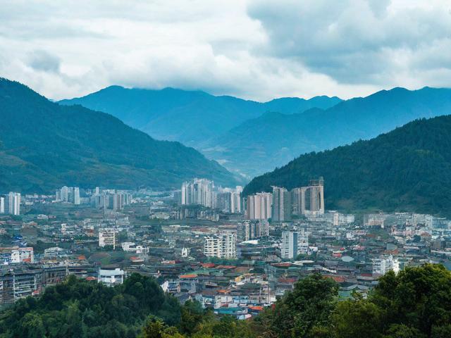 雅安有哪些不可错过的旅游景点和美食推荐?