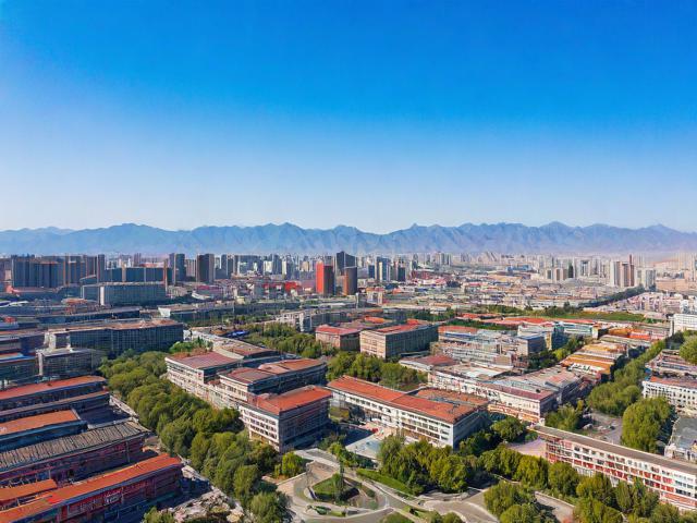 西宁游玩攻略,西宁有哪些必去景点和特色美食?