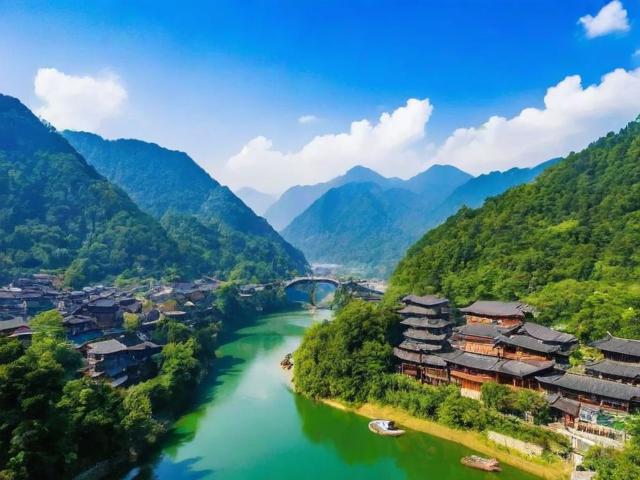 四川哪里旅游景点多一点