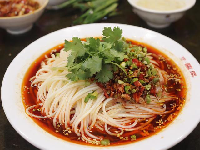 景洪美食攻略,景洪的美食攻略中,哪些小吃是必尝的?