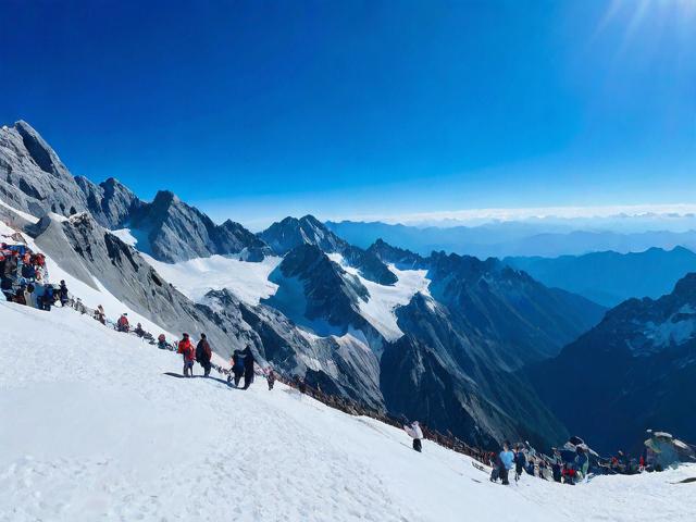 玉龙雪山穿衣攻略,如何根据季节选择合适服装?