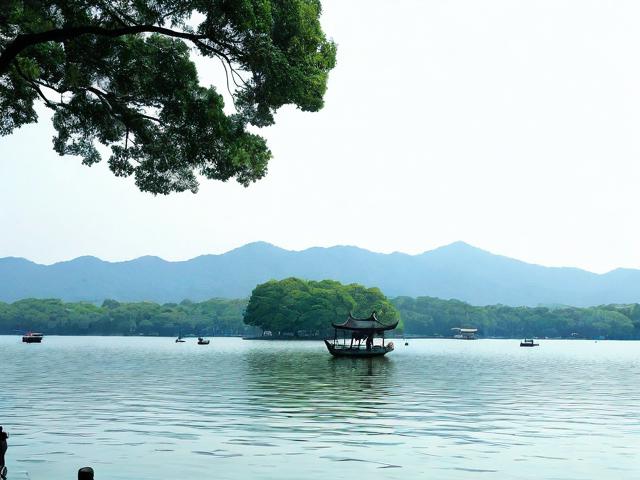 西湖有哪些必去的旅游景点推荐?