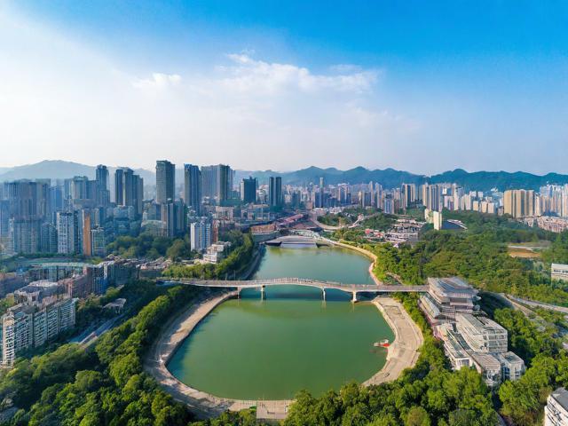 到乐山旅游,有哪些必去的景点和实用的攻略?