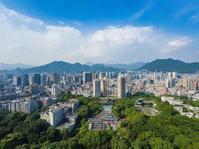 男的成都一个人适合去哪里玩，男性独自在成都，有哪些好玩的地方推荐？