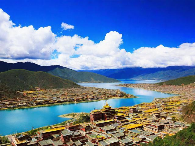 香格里拉有哪些必去的旅游景点？，香格里拉旅游景点大全，哪些地方最值得去？，香格里拉旅游景点大全包含哪些必玩推荐？