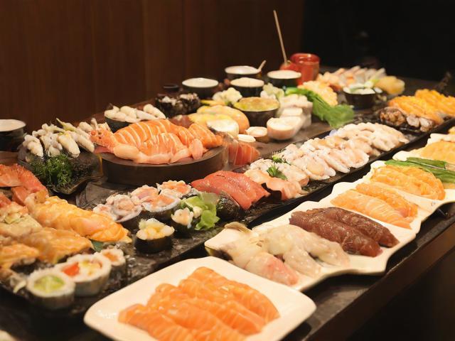 吃自助餐时,应该先选择哪些食物来最大化享受体验?
