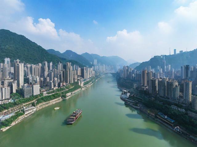 重庆四川旅游攻略，有哪些必去景点和特色美食？