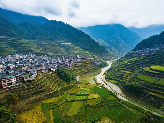 以下是几个 50 字内的疑问句标题供你参考,,盘县旅游景点众多,究竟哪些最值得一游?,盘县有哪些独特景点,能让游客流连忘返?,盘县的旅游景点,哪个是游客心中的宝藏?