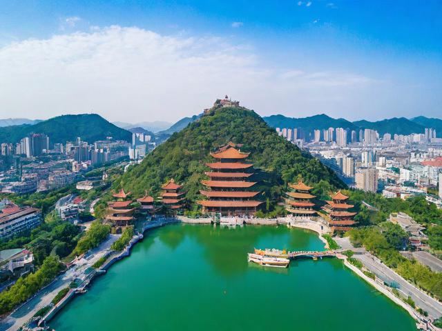龙岩10月必去的旅游景点推荐?,(直接根据关键词龙岩十月份有什么好玩的旅游景点生成,聚焦时间10月和需求好玩,以疑问句式呈现标题核心,简洁明确。)
