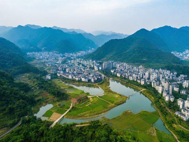 松桃附近旅游景点,松桃附近有哪些值得一游的旅游景点?