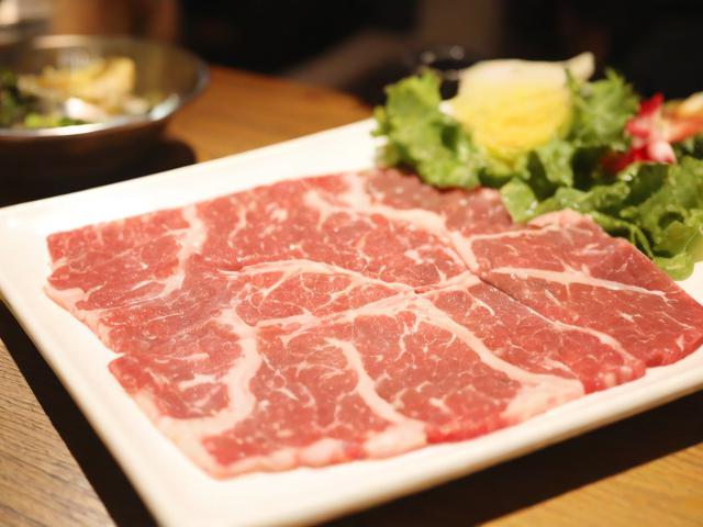 如何挑选烤肉店并享受美味烤肉?