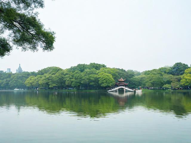 南京玄武湖游玩攻略,有哪些必去景点和美食推荐?