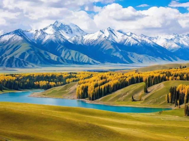 十月去新疆旅游,有哪些必打卡景点和特色美食?