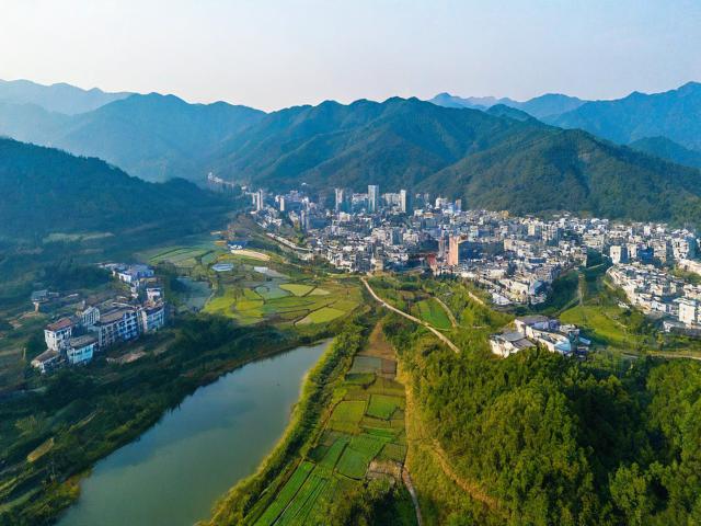 根据关键词生成的疑问标题如下,,黄山市三区四县有哪些旅游景点?,中明确使用了黄山市而非黄山区,因三区四县是黄山市的行政区划范围,包含屯溪区、黄山区、徽州区、歙县、休宁县、黟县、祁门县,确保地理范围表述准确。)