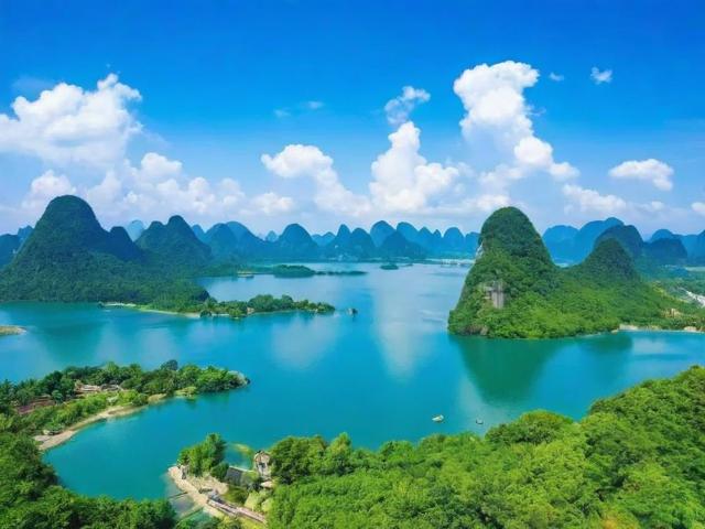 八月有什么好的旅游景点可以推荐?