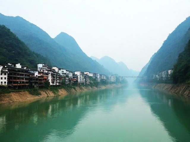 新安江旅游攻略，有哪些必去的景点和美食推荐？