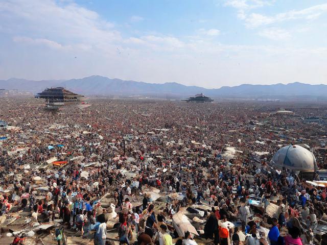 旅游景点缘何人满为患?背后原因引深思,旅游景点常现人满为患,究竟谁在推波助澜?