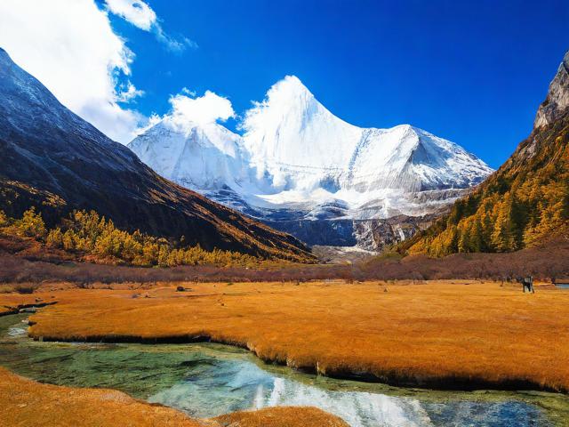稻城亚丁旅游景点究竟有哪些独特魅力让人流连忘返?