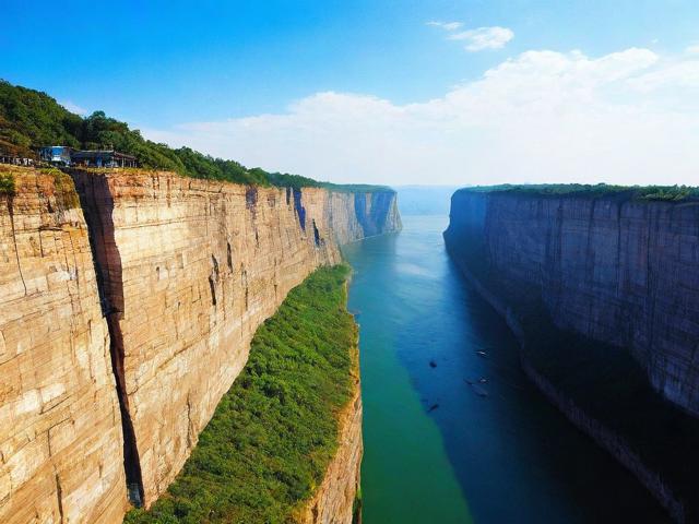 两边是悬崖的旅游景点叫什么