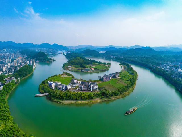 到湖南旅游攻略，有哪些不可错过的湖南美景和特色美食？
