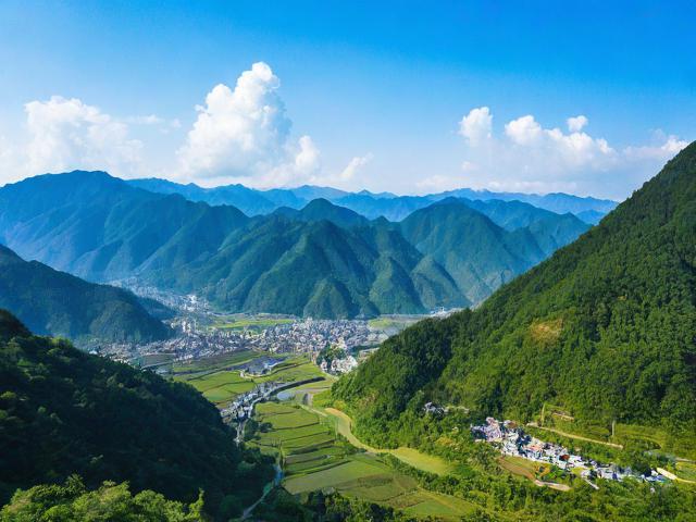 四川有哪些以大山风景闻名的旅游景点？