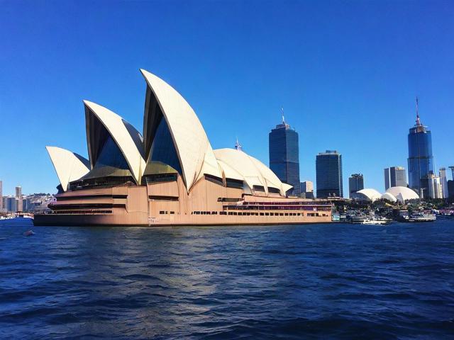 悉尼旅游攻略,有哪些必去景点和特色体验?,悉尼旅游攻略,怎样安排行程更尽兴?,悉尼旅游攻略,当地美食在哪里能品尝到?