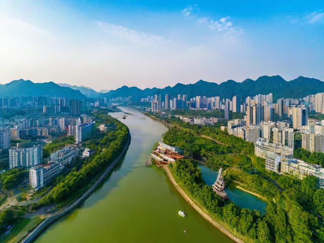 安顺最著名的旅游景点是黄果树瀑布吗?