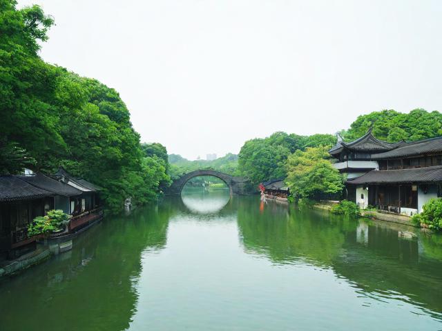 文艺风, 杭州2天自由行,如何邂逅江南的诗意与风情?, 杭州2天自由行,能否寻遍杭城的诗画韵味?,实用风, 杭州2天自由行,怎样安排能尽赏美景?, 杭州2天自由行,啥攻略能畅游热门景点?,俏皮风, 杭州2天自由行,咋玩才能不辜负这好风光呀?, 杭州2天自由行,有啥奇妙玩法等我发现呢?