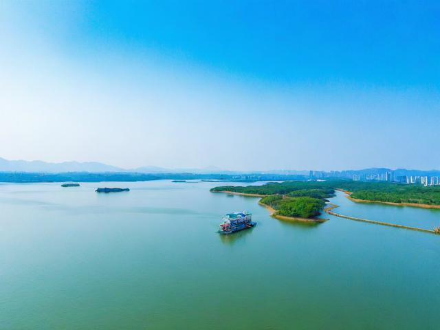 环太湖必去的10个旅游景点有哪些?,(理由,包含核心关键词环太湖和旅游景点,必去激发兴趣,数字10个提升点击率,疑问句式符合搜索习惯且简洁)