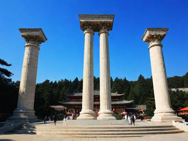 有高大柱子的旅游景点叫什么?