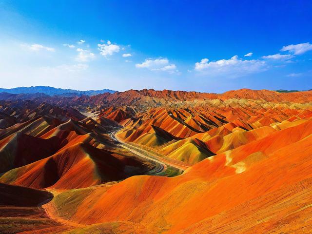 甘肃旅游攻略，有哪些必去景点和美食推荐？