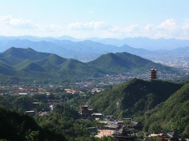 现在去哪里旅游人少推荐?