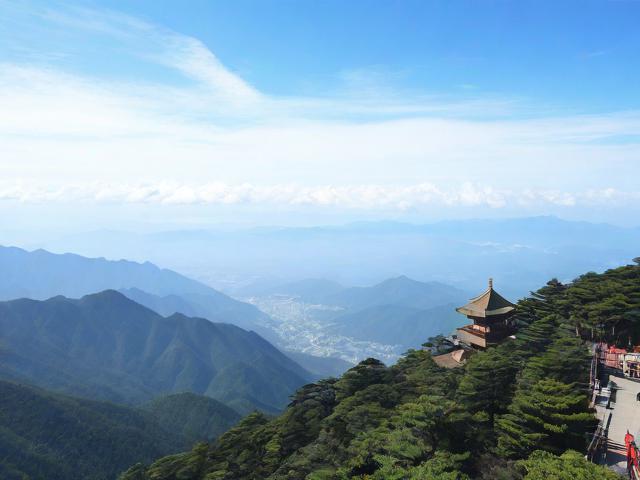 峨眉山旅行攻略有哪些必去景点和实用小贴士?