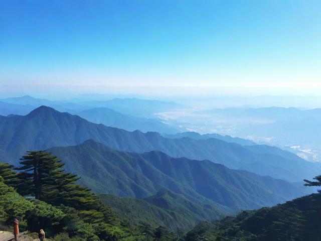峨眉山旅行攻略有哪些必去景点和实用小贴士?