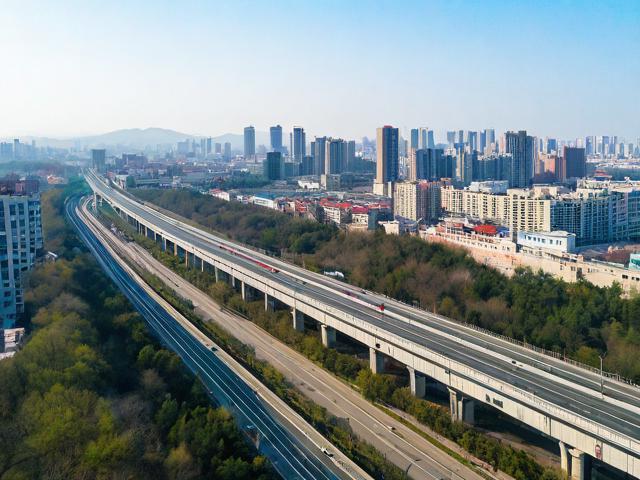 章丘10路公交车班次间隔时间是多久？
