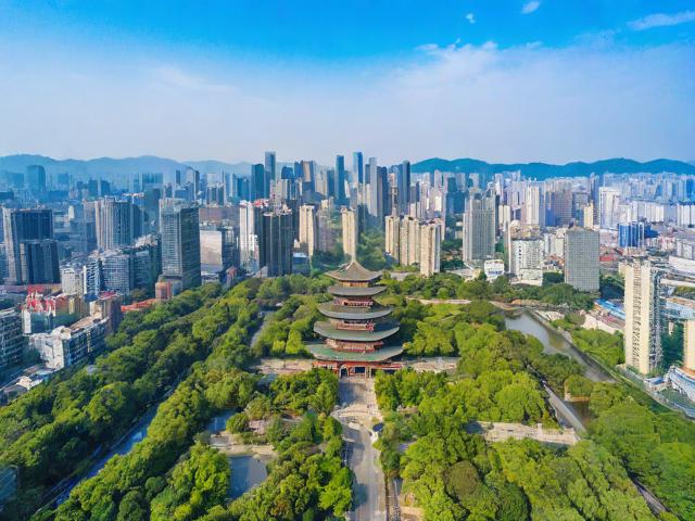9月去成都旅游,有哪些必打卡景点和特色美食推荐?