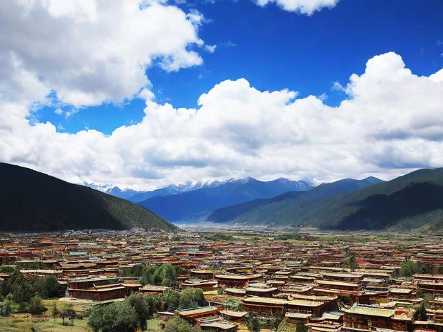 香格里拉旅游攻略,如何规划一次完美的旅行?,最佳旅行时间是什么时候?,必去景点有哪些?,当地美食推荐什么?,如何应对高原反应?,交通方式如何选择?