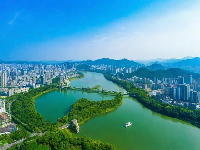 江西赣州旅游攻略，有哪些必去景点和特色美食？