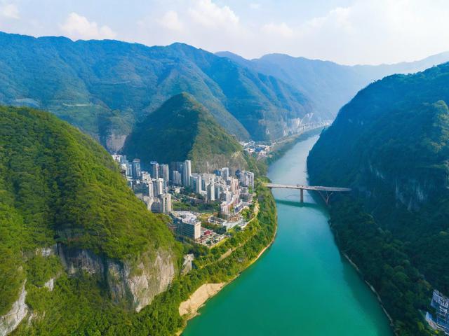 利川旅游攻略,有哪些必去景点和美食推荐?