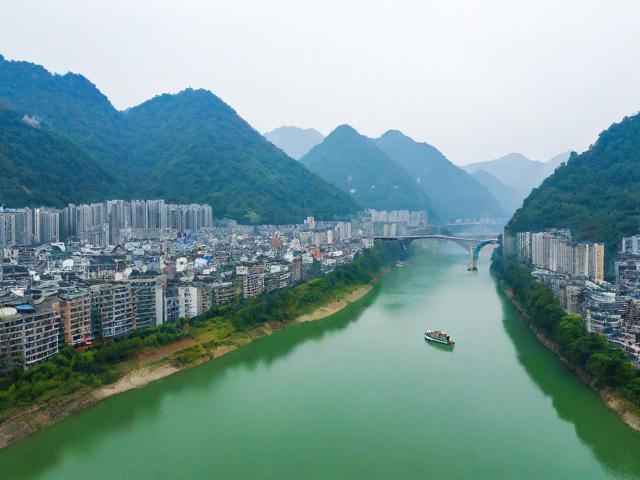 利川旅游攻略,有哪些必去景点和美食推荐?