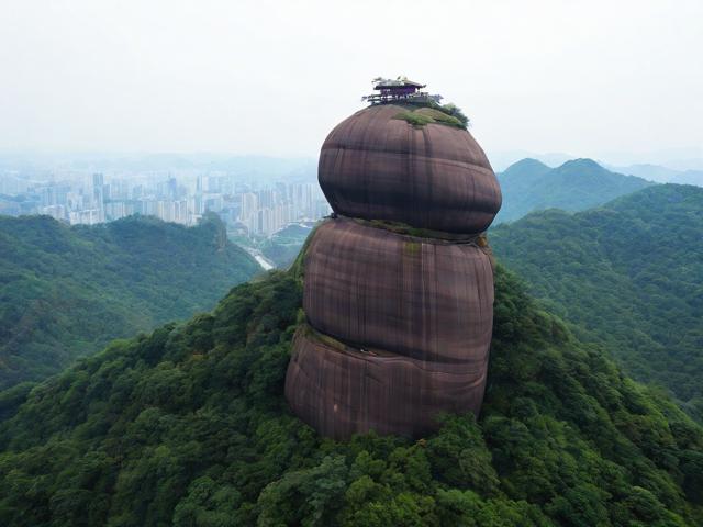丹霞山长老峰攻略,如何轻松征服这座壮丽山峰?