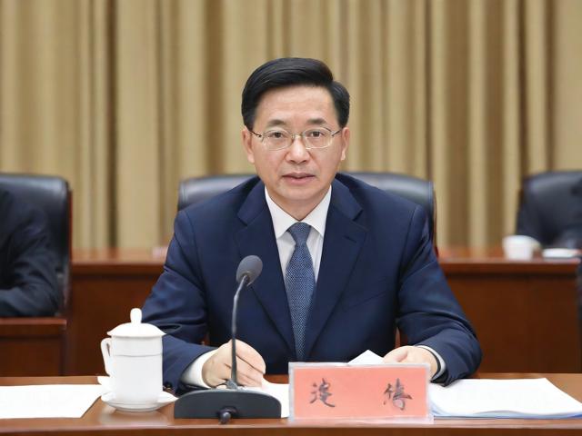百名红通人员梁锦文归国投案原因解析,内外因素促成其回归之路揭秘。