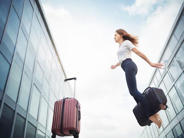 女子高空抛行李箱事件，意外还是故意？引发网友热议！