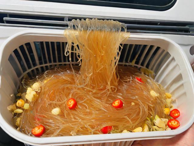 外卖店使用空调冷凝水泡发粉丝引发关注?