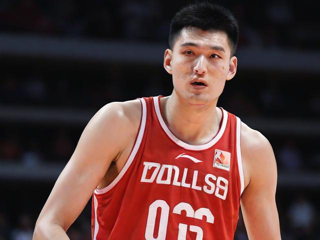 姚明慈善赛出场引发关注焦点，邓超脑袋被拍背后的故事？