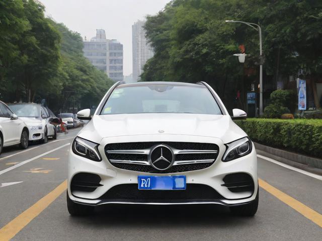 成都奔驰女司机接娃后滞留道路，为何长时间不挪车？引发质疑与探讨。