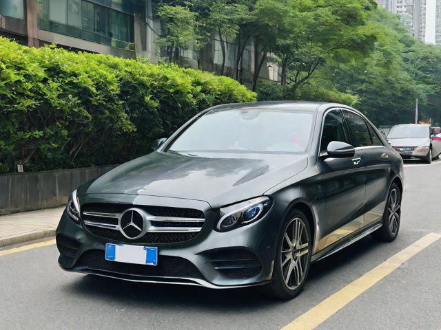 成都奔驰女司机接娃后滞留道路,为何长时间不挪车?引发质疑与探讨。