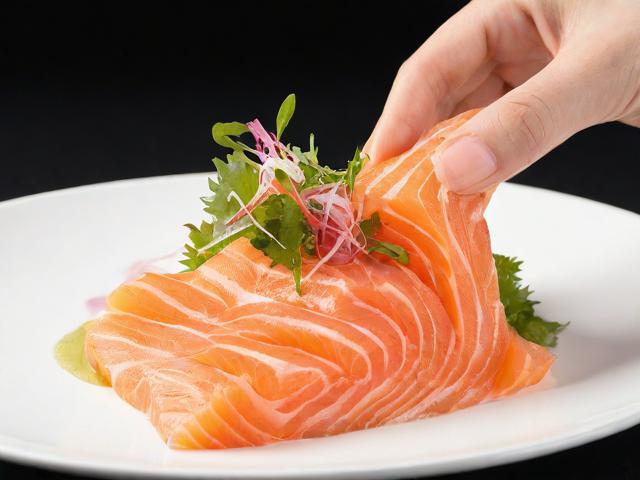 女子点100份三文鱼后吐了还继续食用，背后的原因揭秘