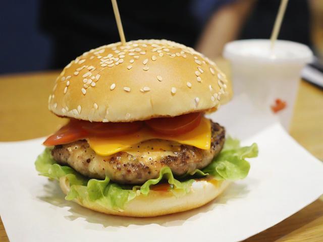 复旦食堂鹅肝汉堡爆火回应，细节揭秘与美食背后的故事！
